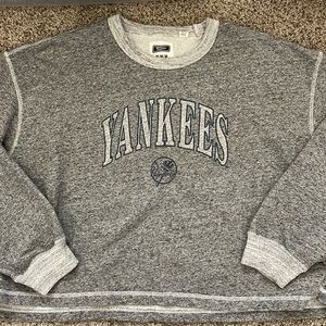 Oversized crop New York Yankees crewneck! Tailgate by American Eagle